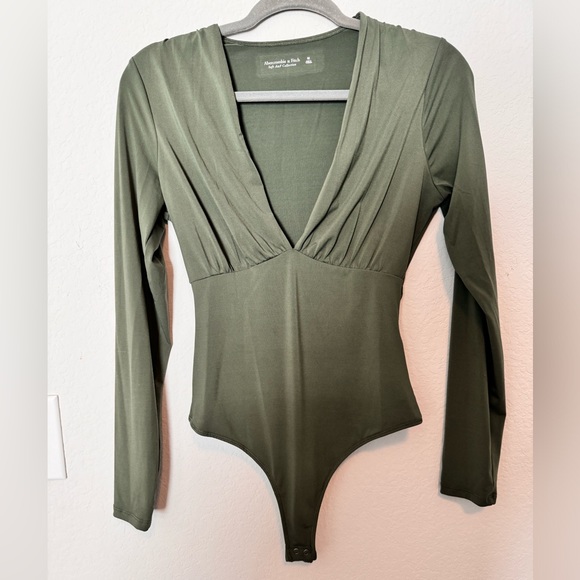 Long-Sleeve Slinky V-Neck Bodysuit - Picture 3 of 4
